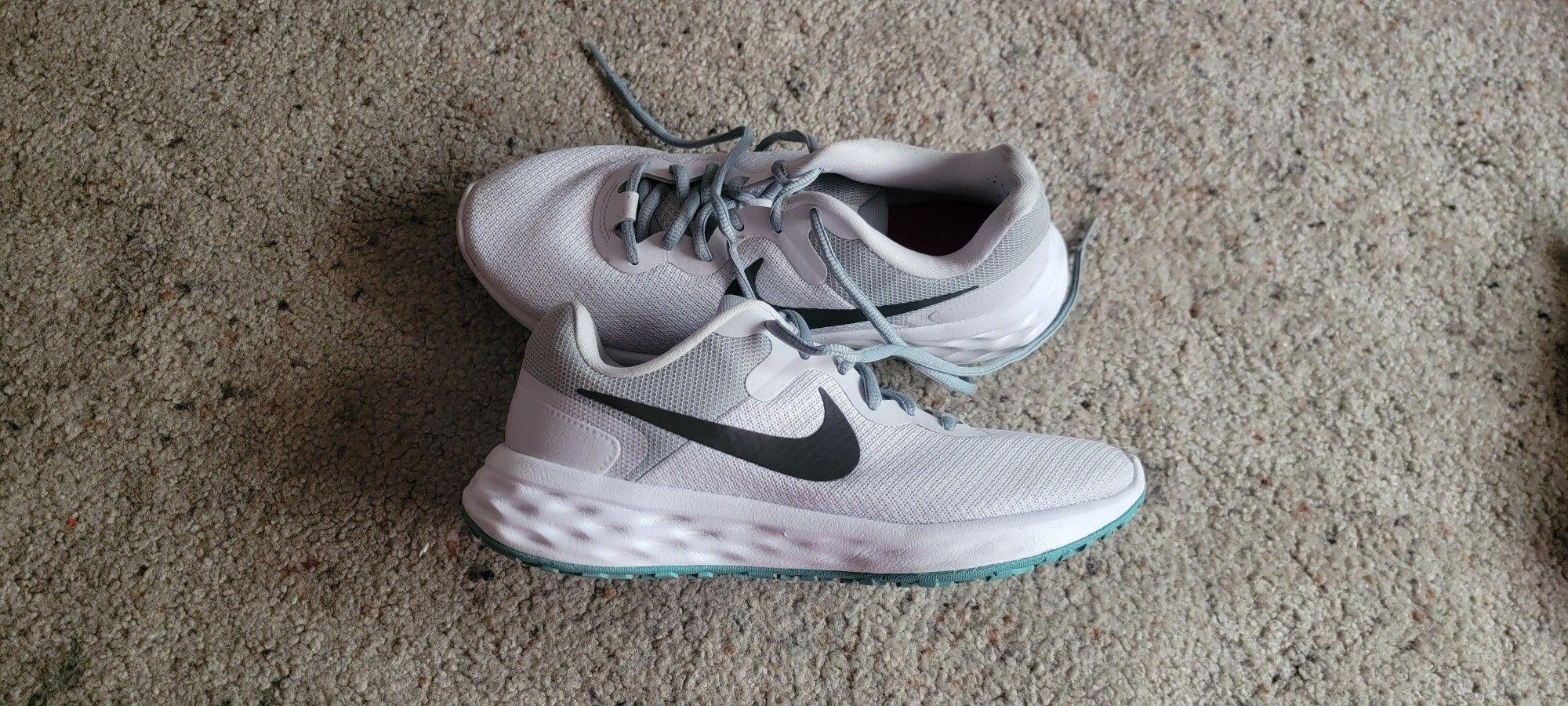 BRAND NEW Size 7.5 Women's Nike Shoes
