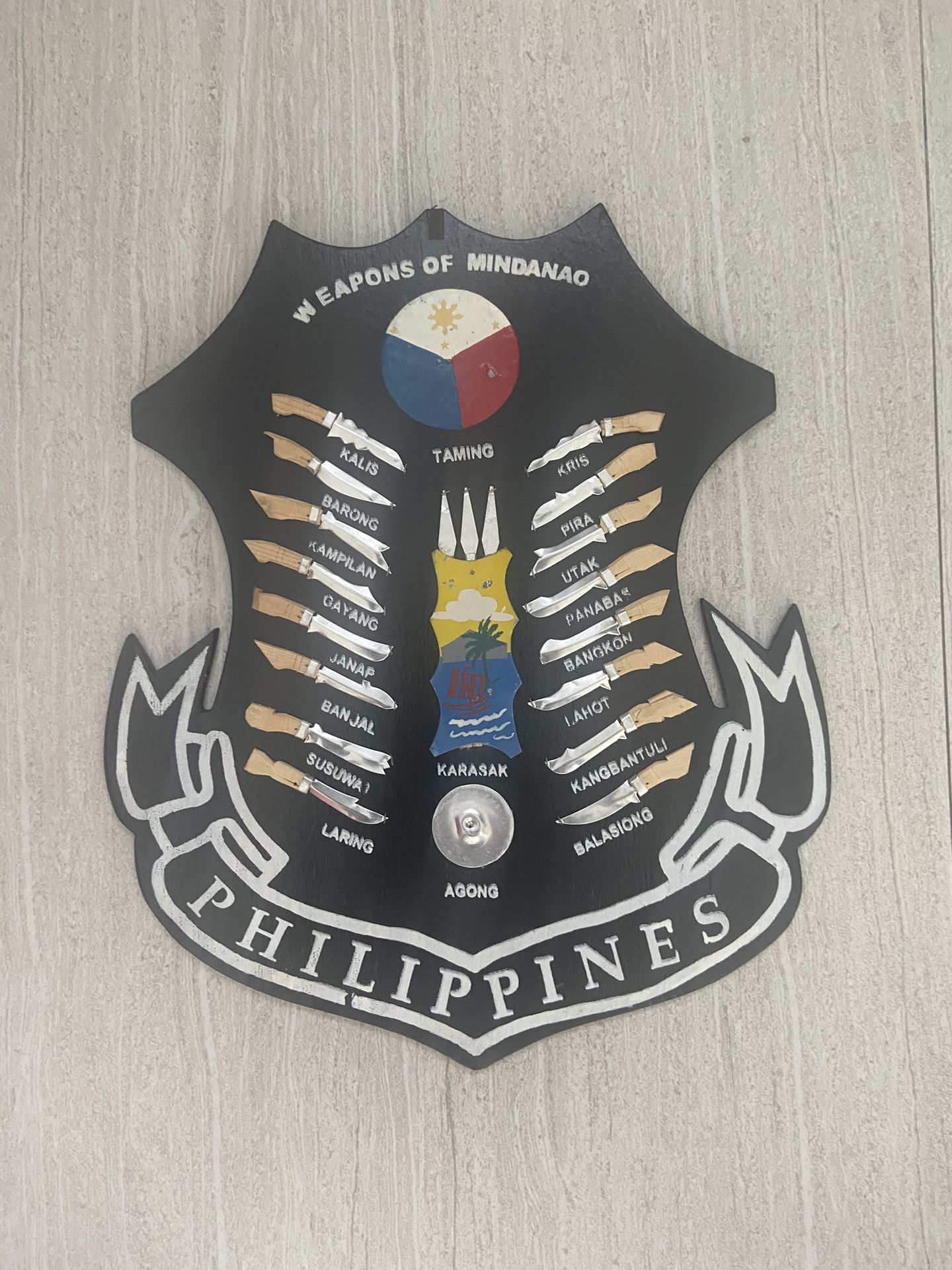PHILIPPINES WEAPONS OF MOROLAND MINDANAO WOODEN WALL PLAQUE KNIVES KARASAK