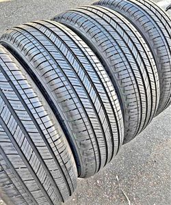 215/65/17 Michelin 📍📍 Selling a set of 4 tires with 80% tread life remaining 📍🌟