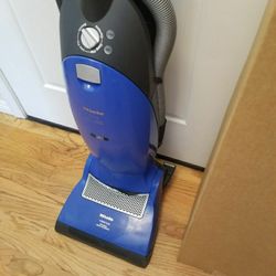 NEW cond MIELE CHAMPAGNE COMMERCIAL VACUUM WITH COMPLETE ATTACHMENTS  , AMAZING POWER SUCTION  , WORKS EXCELLENT  , IN THE BOX 