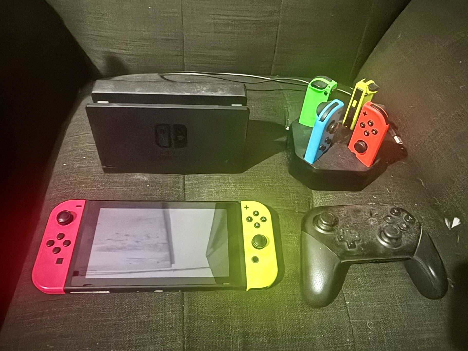 Nintendo Switch + 6 Joycons & Pro Controller