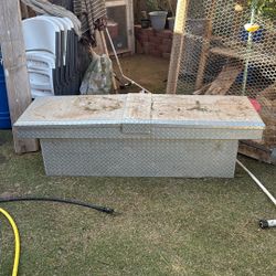 Truck tool box 