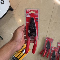 Milwaukee Reinforced Head. Accurate Stripping.