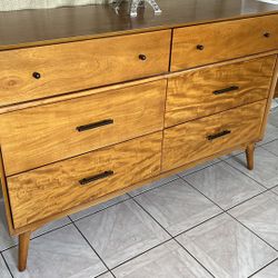 Mid-Century Modern 6-Drawer Dresser – Excellent Condition.