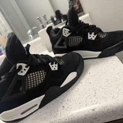 Jordan 4’s Size 5y
