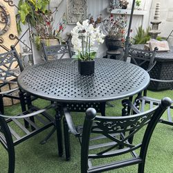 🌴🌴😍😍 Beautiful  Cast Aluminum Round Table Set Whit Six Chairs In Perfect Condition 