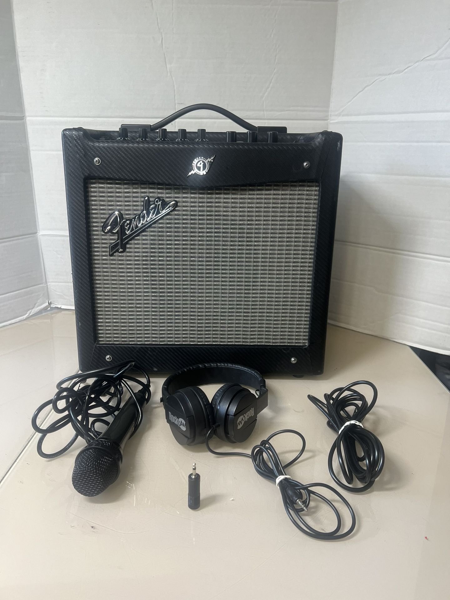 ender Mustang 1 is a guitar amplifier unit suitable for electric guitars, designed for practice sessions. It features one speaker and is loaded with e