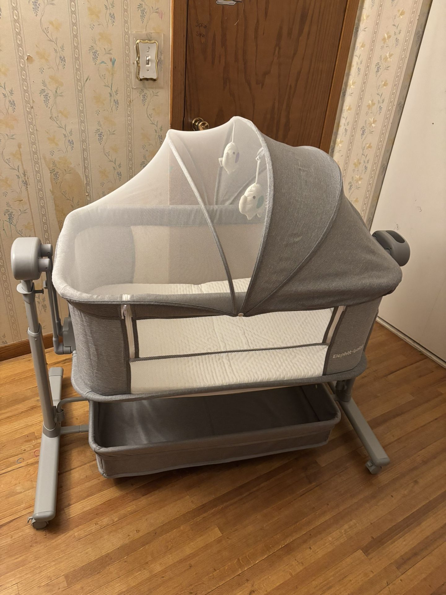 Elephtt-baby Bed, Adjustable, Can Put On Bed Side, Has Storage On The Bottom, Electronic, Swings ,ect