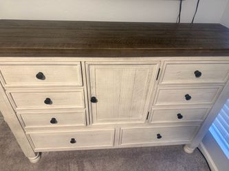 Farmhouse Dresser with Cabinet and Drawers