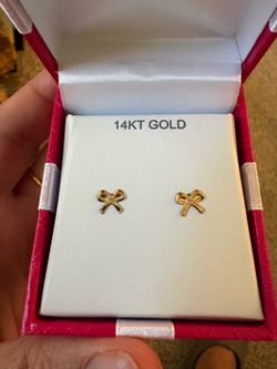 14 KT Gold Bow Stud Earrings - NEW