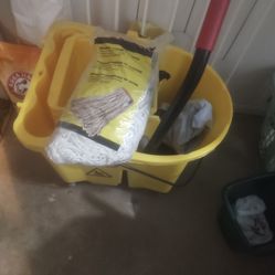 Rubbermaid Industrial Mop Bucket New With New Mop Head
