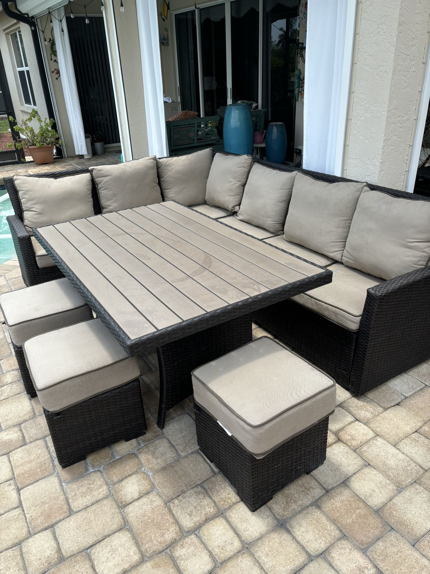 Like New 6 Piece Patio Sectional