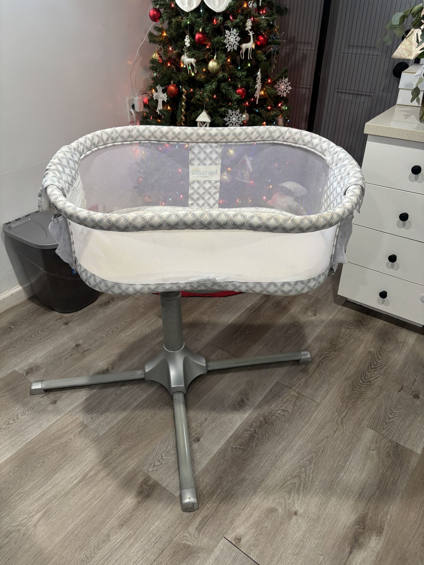 Halo Bassinest , Great Condition For Free