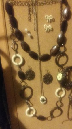 Matching set bumblebee cameo pendant