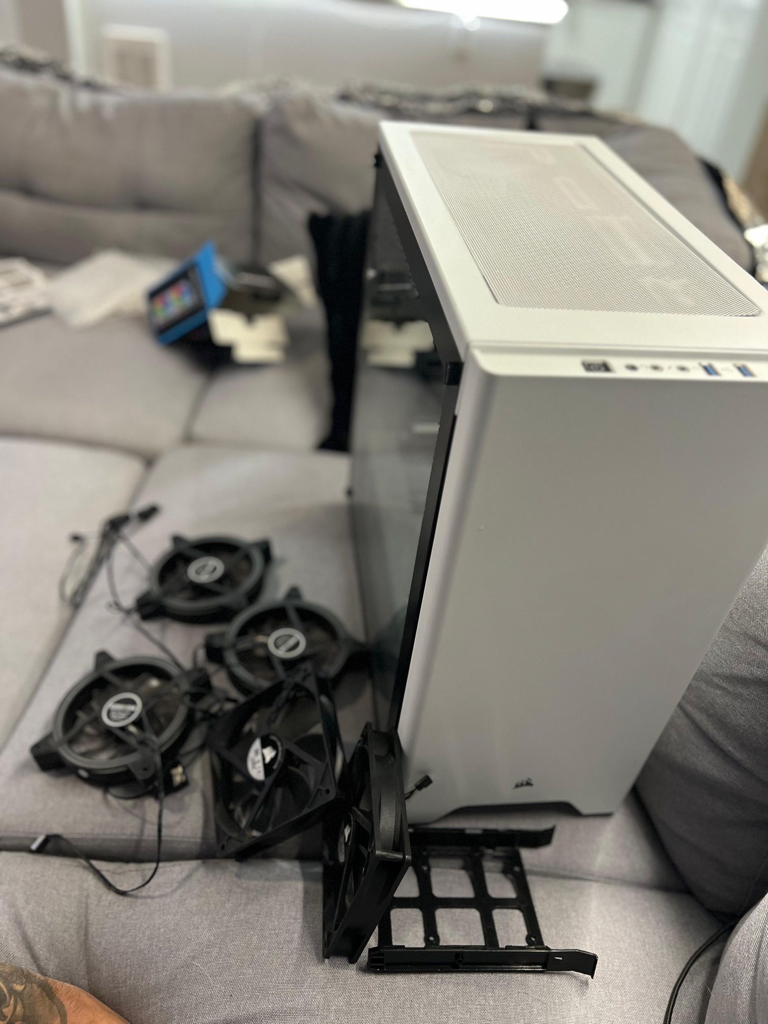  White Corsair gamer case 