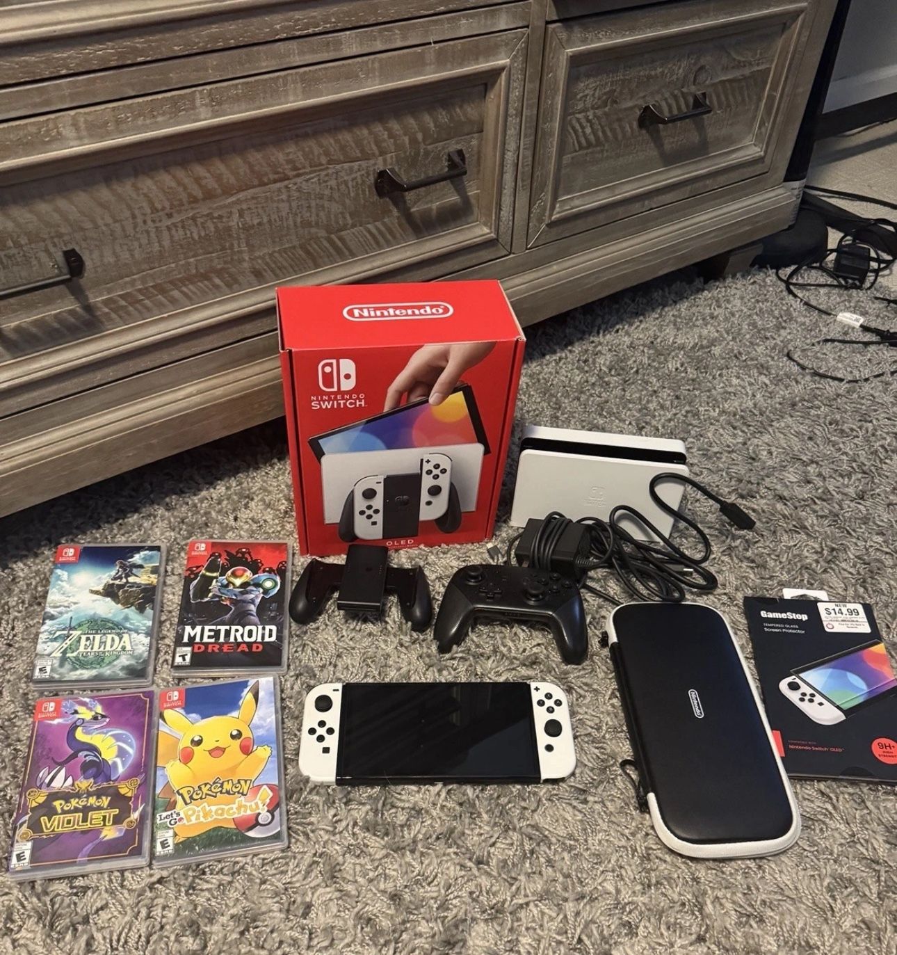 A Great condition Switch OLED Model HEG-001 Handheld Console - 64GB - White - BUNDLE LOOK