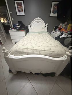 Girls 3 Piece Bedroom Set With Twin Bed & Matress