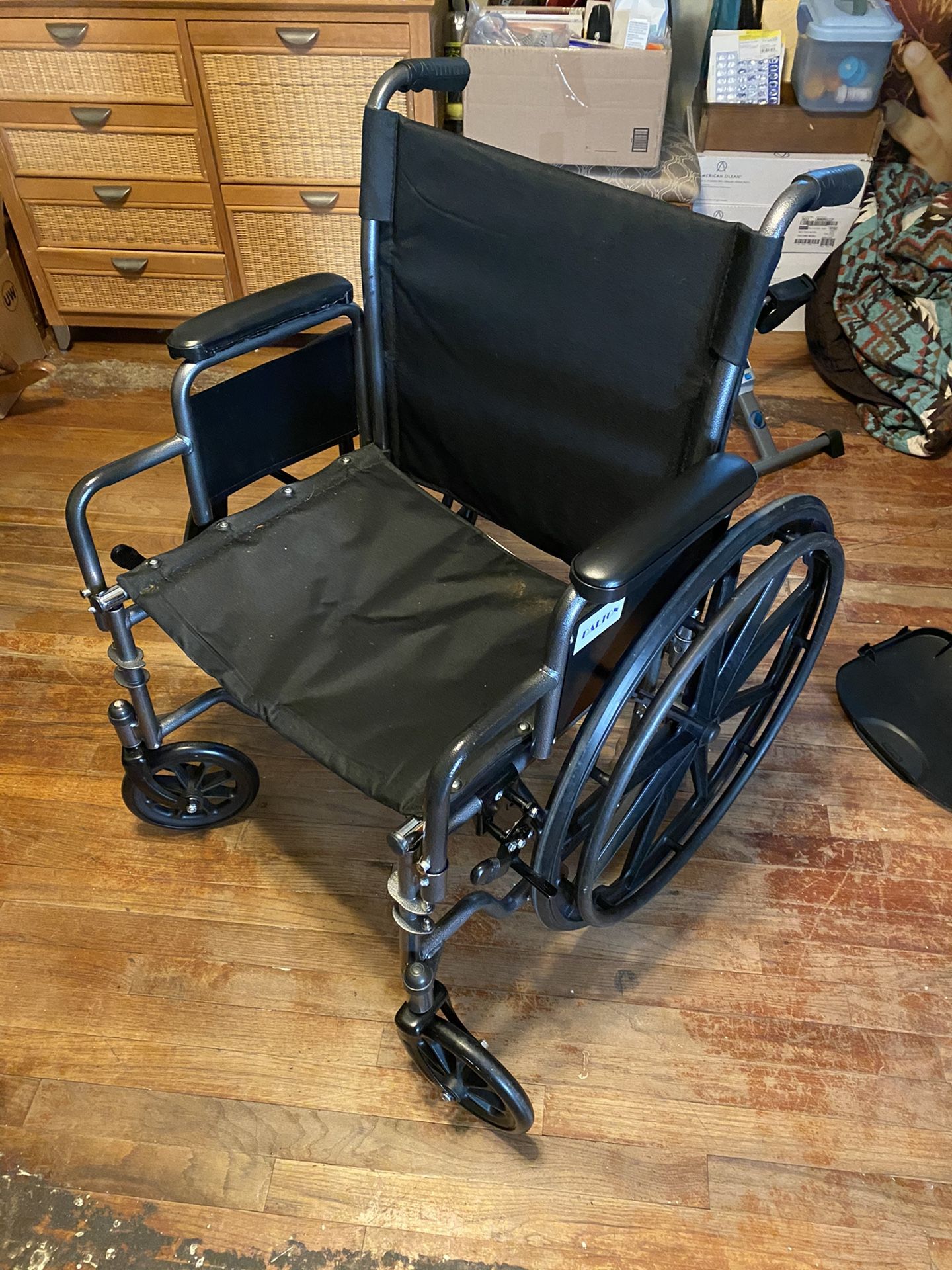 Dalton medical wheelchair with removable footrest