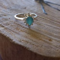 Size 8 14k Gold Emerald Ring With 10 Diamonds