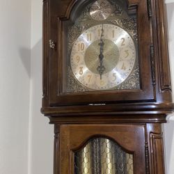 wood antique clock.. like new