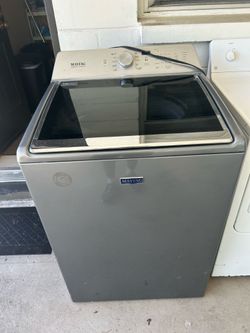 Maytag washer. Works great 👍