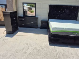 King Size Bedroom Set,  in good condition// pets free and smoke-free