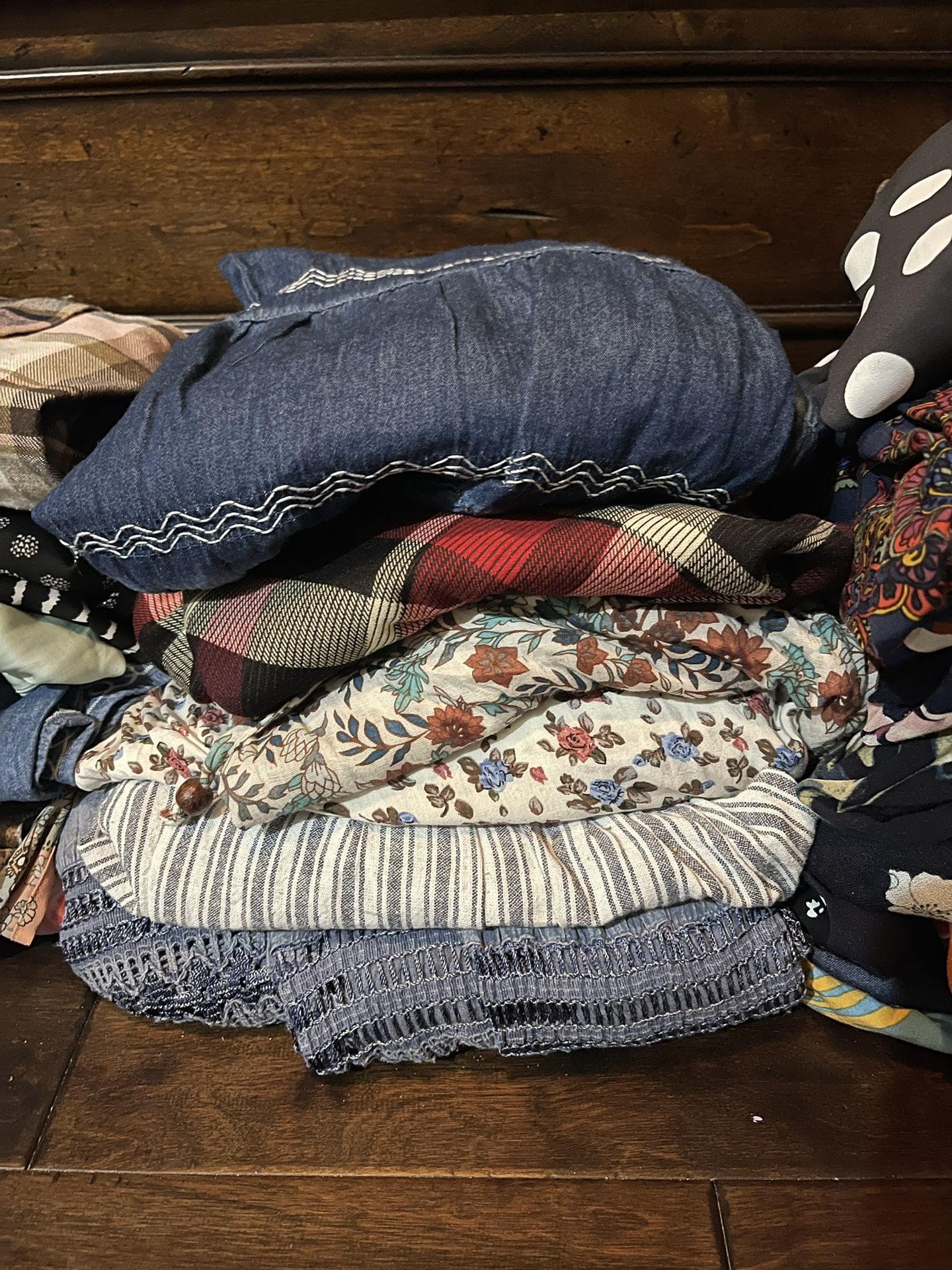 Women’s Clothes Size LARGE (LOT OF 40 Pieces)