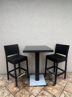 27" OutdoorPub Table & 2 Barstools
