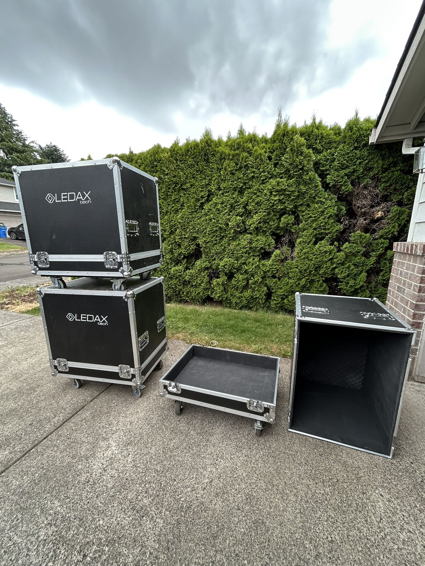 (3) Roadcase