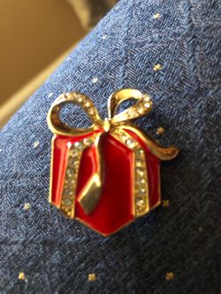Gift box Christmas brooch