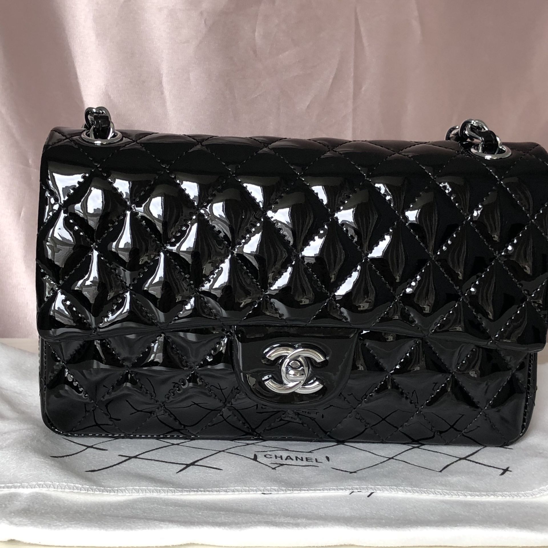 𝐂𝐡𝐚𝐧𝐞𝐥🌈™ Black Quilted Patent Medium Classic Double Flap Bag