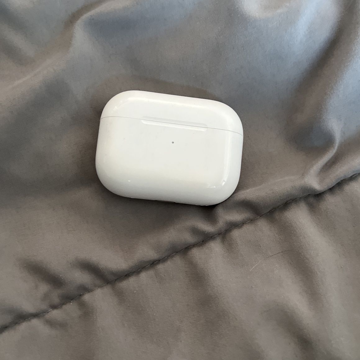 one airpod is in it i lost the other one 