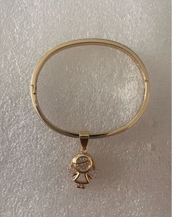 High-quality 14k gold-laminated jewelry. Water-resistant and suitable for daily wear.