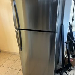 GE Fridge Ft. Top-Freezer Stainless Steel Black