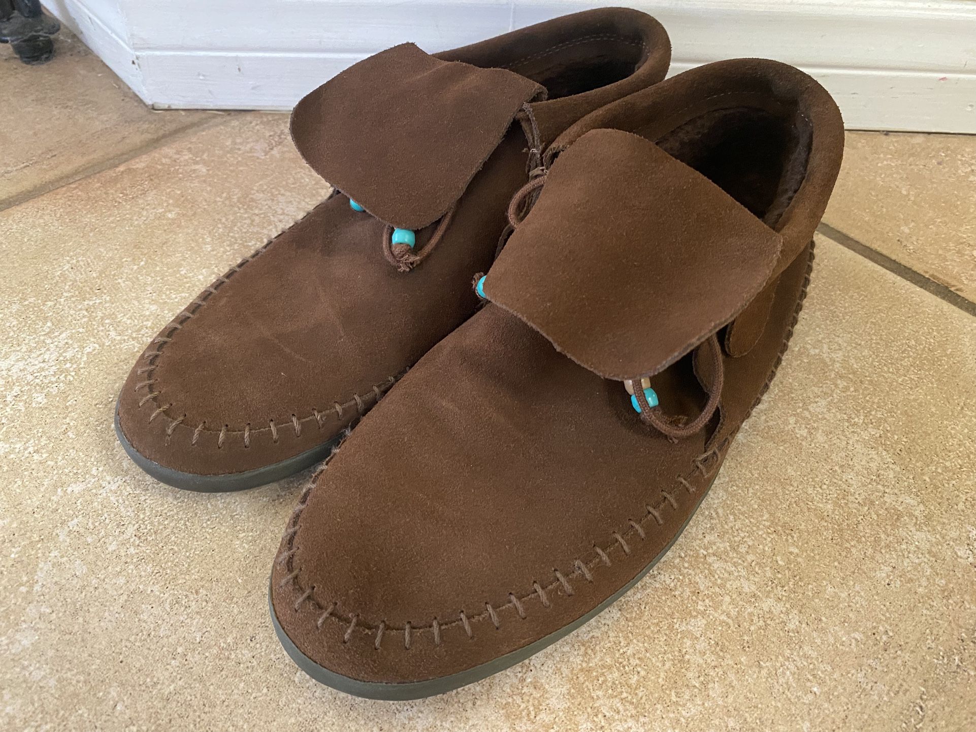 Vans Suede Moccasin Shoes – Women’s 8 (Rare Style, Excellent Condition)