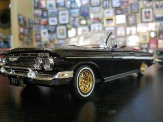 1/18 Custom 1961 Inpala SS Convertible w/Cistom Dayton Rims. Comes w/ original box. For display only. $200
