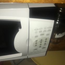 magic chef microwave brand spanking new 