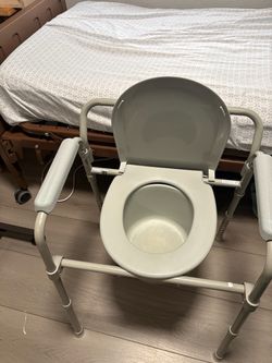 Portable commode