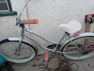 ***Girl's Huffy Cruiser***