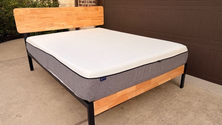 Beautiful Queen Size Bed. Very good condition! The whole bed ready to use!