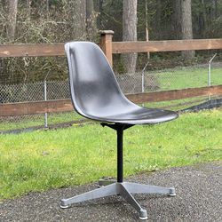 Mid Century Modern Eames for Herman Miller Pedestal fiberglass Chair