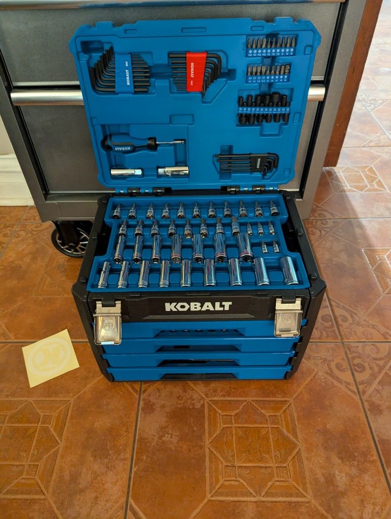 Kobalt 250 -Piece Standard (SAE) and Metric Mechanics Tool Set with Hard Case
Item #(contact info removed) |
Model #81700