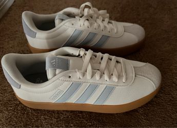 Women’s Adidas shoes size 7.5