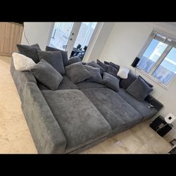 Beautiful couch (Huge)