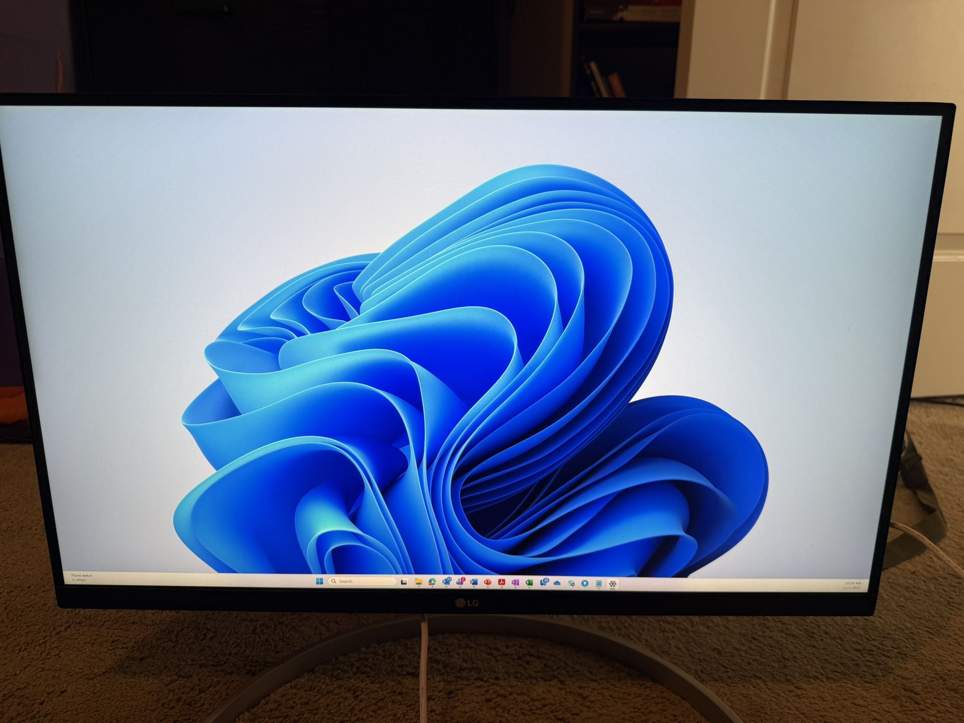 LG 4k 27” Monitor 27UK850-W USB-C Charging Cables And Stand Included