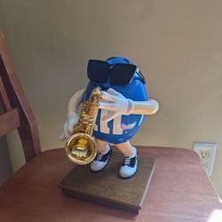 Blue M&M Plaxing Saxophone 