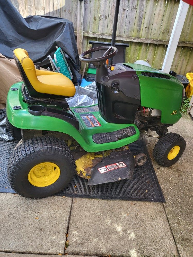 John Deere L111 Riding Lawn Mower 