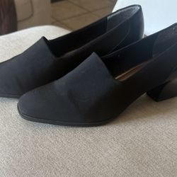 Size 7: Naturalizer jeannie black fabric heels 2 1/8" high narrow toe (848N70)