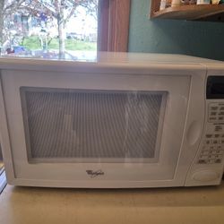 Like New White Whirlpool Counter Top Microwave