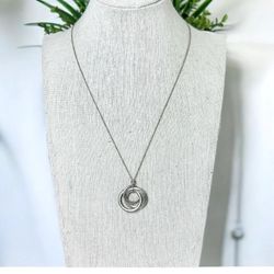 Interlocking Circle Pendant Necklace